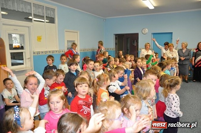 Zdjęcie w galerii na portalu naszraciborz.pl: W Kuźni Raciborskiej mają nowy plac zabaw wiadomości z regionu