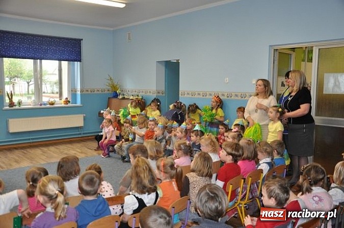 Zdjęcie w galerii na portalu naszraciborz.pl: W Kuźni Raciborskiej mają nowy plac zabaw wiadomości z regionu