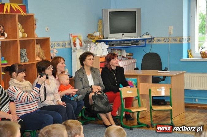 Zdjęcie w galerii na portalu naszraciborz.pl: W Kuźni Raciborskiej mają nowy plac zabaw wiadomości z regionu