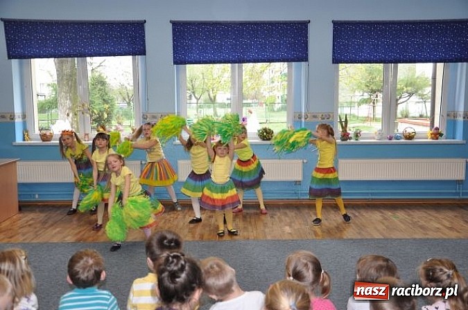 Zdjęcie w galerii na portalu naszraciborz.pl: W Kuźni Raciborskiej mają nowy plac zabaw wiadomości z regionu