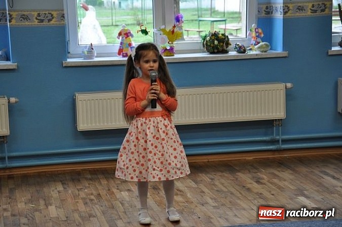 Zdjęcie w galerii na portalu naszraciborz.pl: W Kuźni Raciborskiej mają nowy plac zabaw wiadomości z regionu