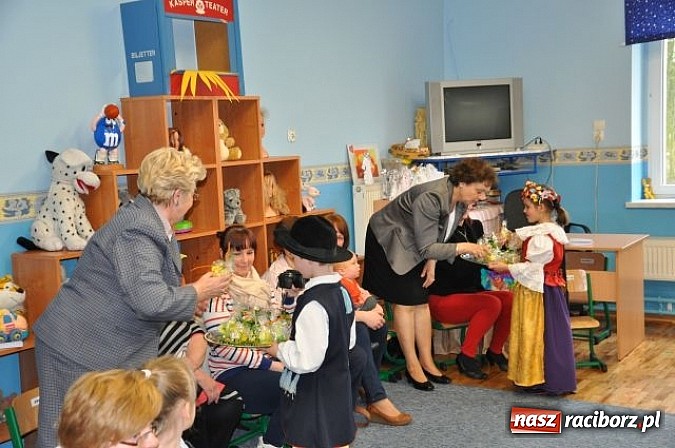 Zdjęcie w galerii na portalu naszraciborz.pl: W Kuźni Raciborskiej mają nowy plac zabaw wiadomości z regionu