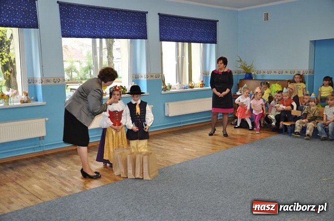 Zdjęcie w galerii na portalu naszraciborz.pl: W Kuźni Raciborskiej mają nowy plac zabaw wiadomości z regionu