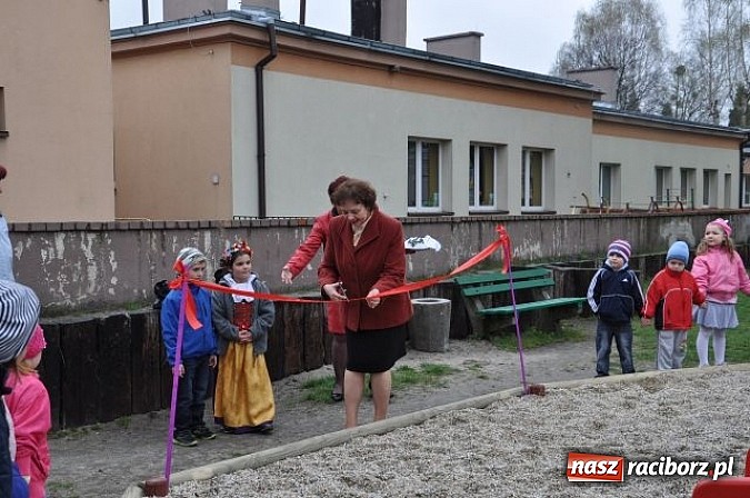 Zdjęcie w galerii na portalu naszraciborz.pl: W Kuźni Raciborskiej mają nowy plac zabaw wiadomości z regionu