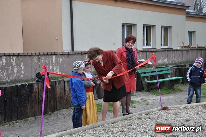 Zdjęcie w galerii na portalu naszraciborz.pl: W Kuźni Raciborskiej mają nowy plac zabaw wiadomości z regionu