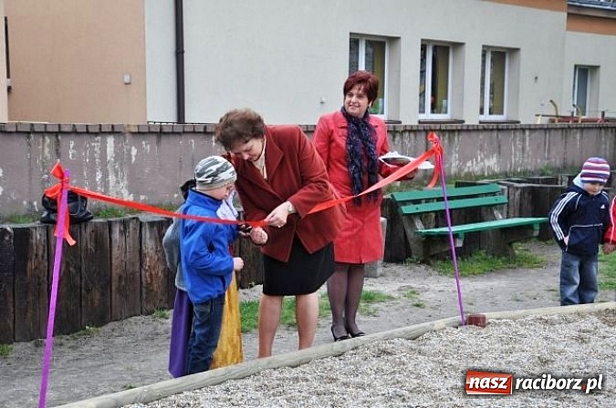 Zdjęcie w galerii na portalu naszraciborz.pl: W Kuźni Raciborskiej mają nowy plac zabaw wiadomości z regionu