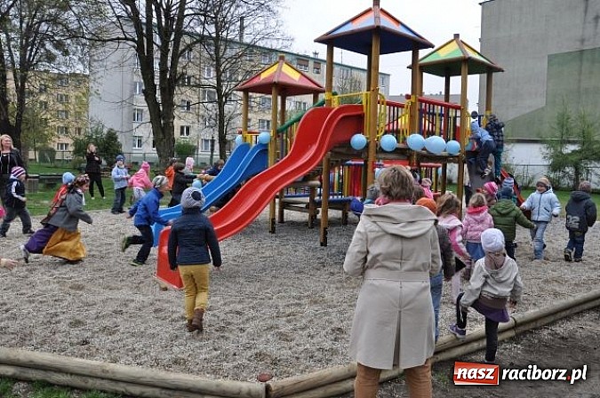 Zdjęcie w galerii na portalu naszraciborz.pl: W Kuźni Raciborskiej mają nowy plac zabaw wiadomości z regionu