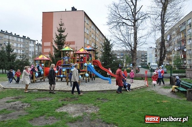 Zdjęcie w galerii na portalu naszraciborz.pl: W Kuźni Raciborskiej mają nowy plac zabaw wiadomości z regionu