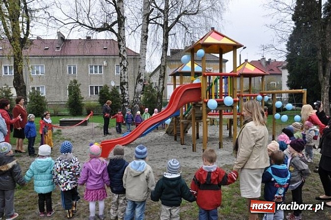 Zdjęcie w galerii na portalu naszraciborz.pl: W Kuźni Raciborskiej mają nowy plac zabaw wiadomości z regionu