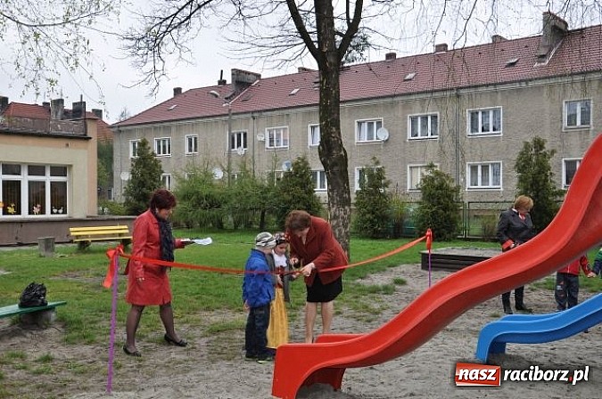 Zdjęcie w galerii na portalu naszraciborz.pl: W Kuźni Raciborskiej mają nowy plac zabaw wiadomości z regionu
