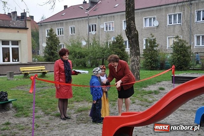 Zdjęcie w galerii na portalu naszraciborz.pl: W Kuźni Raciborskiej mają nowy plac zabaw wiadomości z regionu