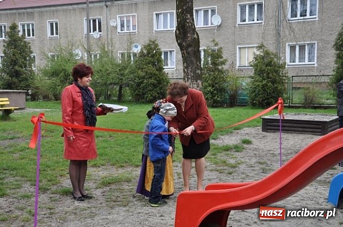 Zdjęcie w galerii na portalu naszraciborz.pl: W Kuźni Raciborskiej mają nowy plac zabaw wiadomości z regionu
