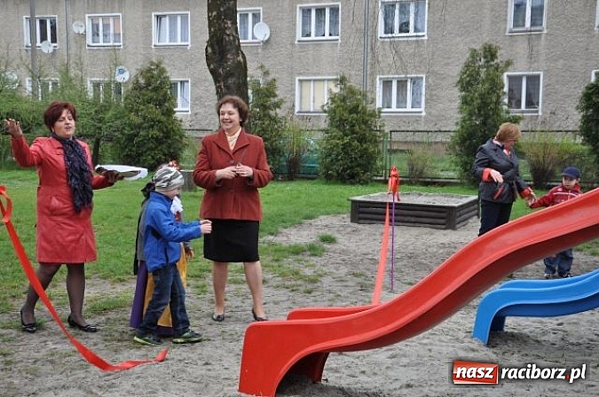 Zdjęcie w galerii na portalu naszraciborz.pl: W Kuźni Raciborskiej mają nowy plac zabaw wiadomości z regionu