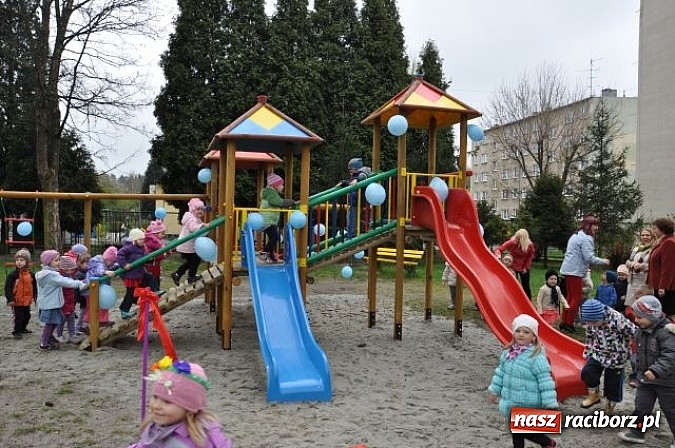 Zdjęcie w galerii na portalu naszraciborz.pl: W Kuźni Raciborskiej mają nowy plac zabaw wiadomości z regionu