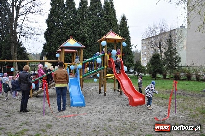 Zdjęcie w galerii na portalu naszraciborz.pl: W Kuźni Raciborskiej mają nowy plac zabaw wiadomości z regionu