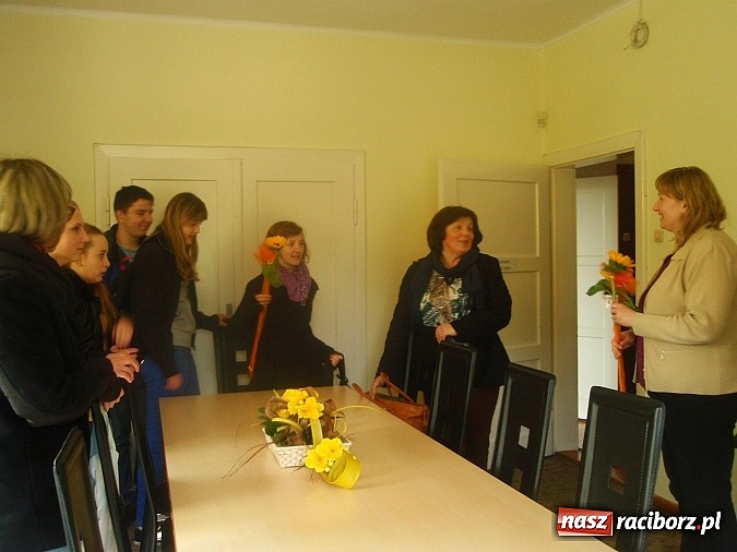 Zdjęcie w galerii na portalu naszraciborz.pl: Uczniowie odwiedzili redakcję Mittendrin wiadomości z regionu