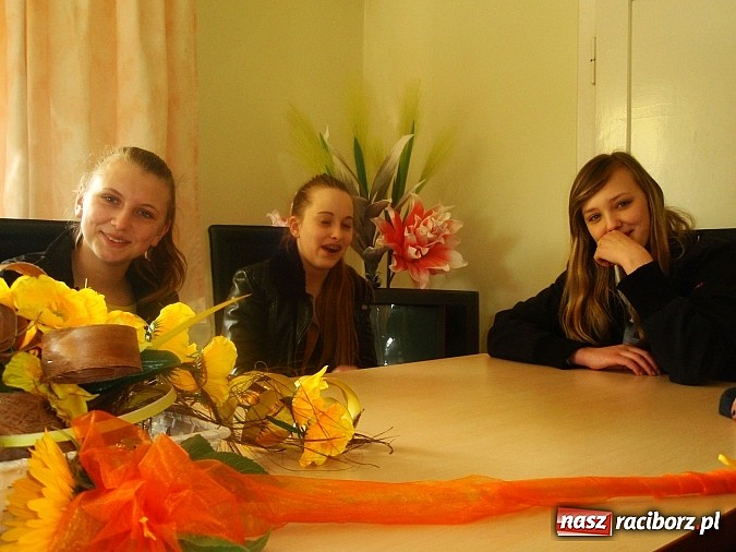 Zdjęcie w galerii na portalu naszraciborz.pl: Uczniowie odwiedzili redakcję Mittendrin wiadomości z regionu