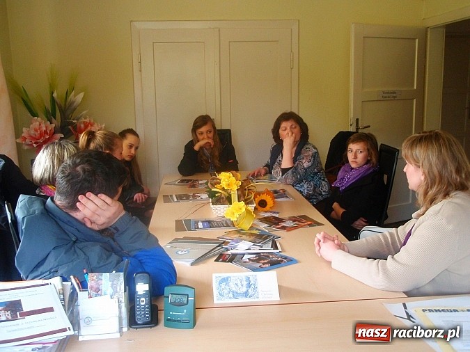 Zdjęcie w galerii na portalu naszraciborz.pl: Uczniowie odwiedzili redakcję Mittendrin wiadomości z regionu