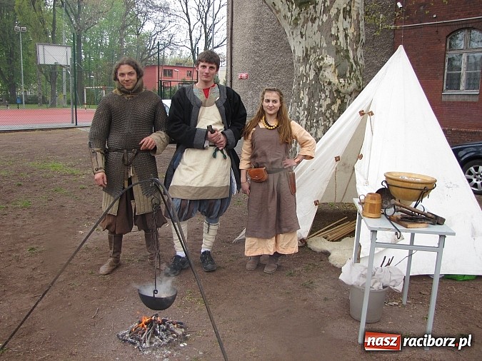 Zdjęcie w galerii na portalu naszraciborz.pl: Żywa lekcja historii w Gimnazjum nr 5 wiadomości z regionu