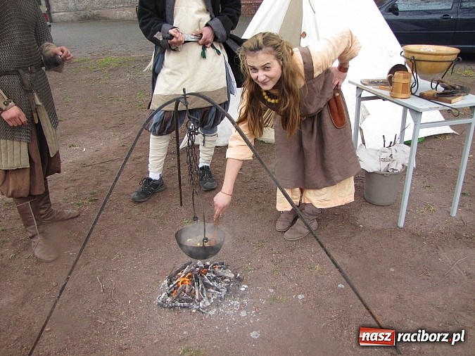 Zdjęcie w galerii na portalu naszraciborz.pl: Żywa lekcja historii w Gimnazjum nr 5 wiadomości z regionu