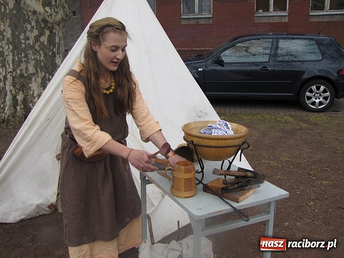 Zdjęcie w galerii na portalu naszraciborz.pl: Żywa lekcja historii w Gimnazjum nr 5 wiadomości z regionu