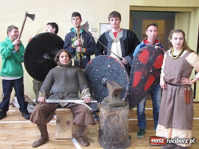 Zdjęcie w galerii na portalu naszraciborz.pl: Żywa lekcja historii w Gimnazjum nr 5 wiadomości z regionu