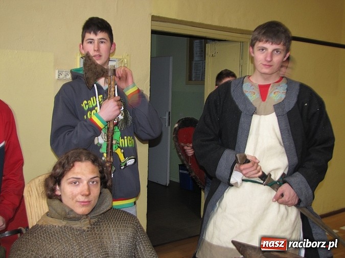 Zdjęcie w galerii na portalu naszraciborz.pl: Żywa lekcja historii w Gimnazjum nr 5 wiadomości z regionu