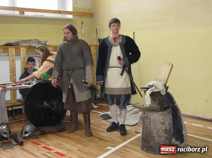 Zdjęcie w galerii na portalu naszraciborz.pl: Żywa lekcja historii w Gimnazjum nr 5 wiadomości z regionu