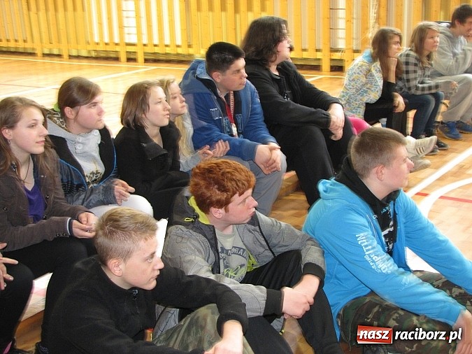 Zdjęcie w galerii na portalu naszraciborz.pl: Żywa lekcja historii w Gimnazjum nr 5 wiadomości z regionu