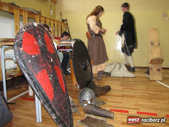 Zdjęcie w galerii na portalu naszraciborz.pl: Żywa lekcja historii w Gimnazjum nr 5 wiadomości z regionu