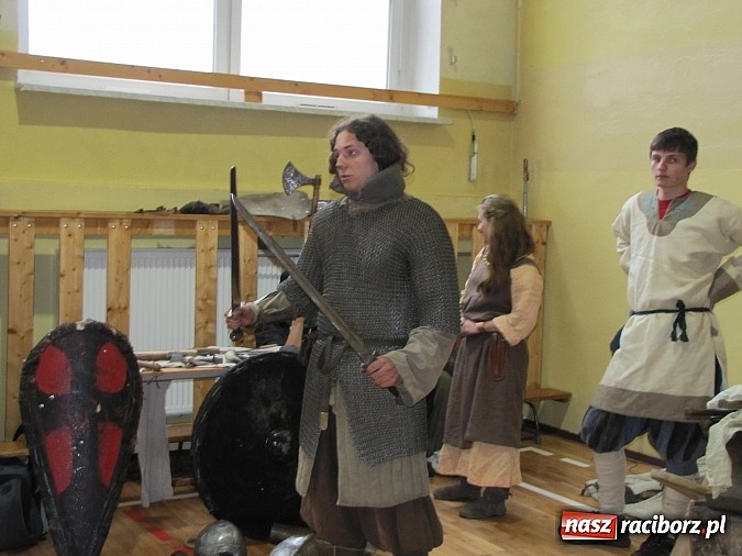 Zdjęcie w galerii na portalu naszraciborz.pl: Żywa lekcja historii w Gimnazjum nr 5 wiadomości z regionu