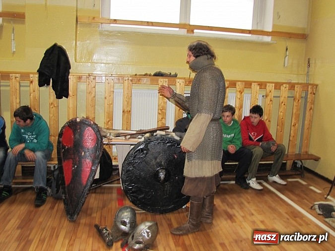 Zdjęcie w galerii na portalu naszraciborz.pl: Żywa lekcja historii w Gimnazjum nr 5 wiadomości z regionu