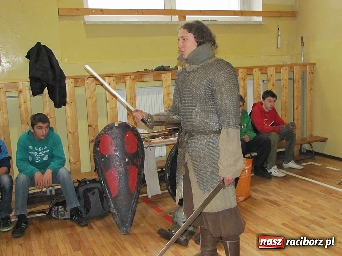 Zdjęcie w galerii na portalu naszraciborz.pl: Żywa lekcja historii w Gimnazjum nr 5 wiadomości z regionu