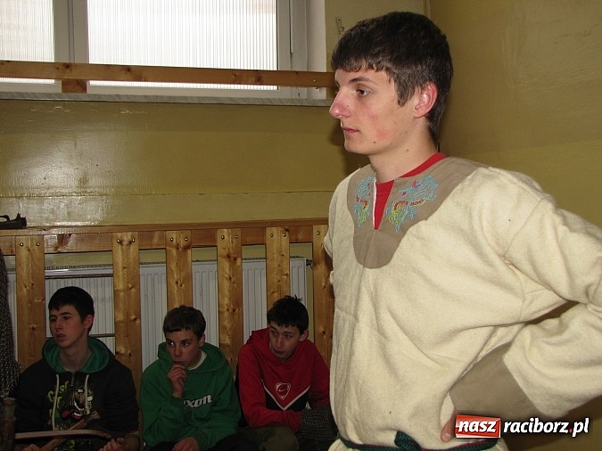 Zdjęcie w galerii na portalu naszraciborz.pl: Żywa lekcja historii w Gimnazjum nr 5 wiadomości z regionu