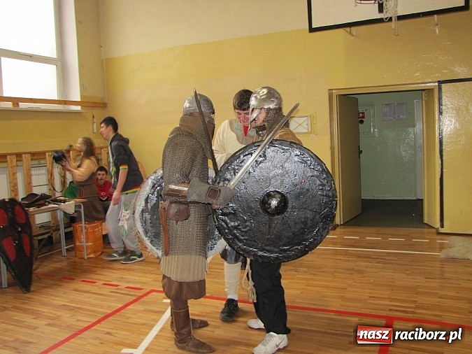 Zdjęcie w galerii na portalu naszraciborz.pl: Żywa lekcja historii w Gimnazjum nr 5 wiadomości z regionu