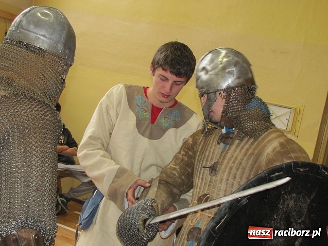 Zdjęcie w galerii na portalu naszraciborz.pl: Żywa lekcja historii w Gimnazjum nr 5 wiadomości z regionu