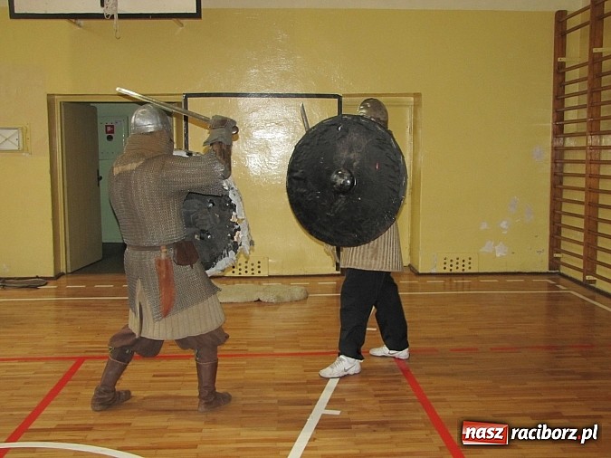 Zdjęcie w galerii na portalu naszraciborz.pl: Żywa lekcja historii w Gimnazjum nr 5 wiadomości z regionu