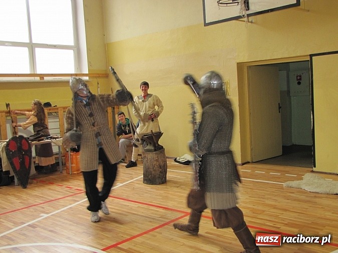 Zdjęcie w galerii na portalu naszraciborz.pl: Żywa lekcja historii w Gimnazjum nr 5 wiadomości z regionu