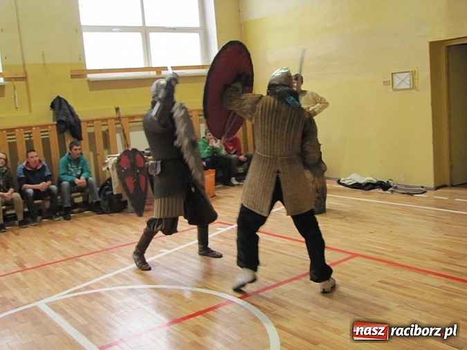 Zdjęcie w galerii na portalu naszraciborz.pl: Żywa lekcja historii w Gimnazjum nr 5 wiadomości z regionu