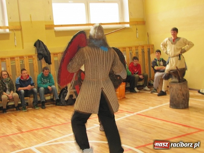 Zdjęcie w galerii na portalu naszraciborz.pl: Żywa lekcja historii w Gimnazjum nr 5 wiadomości z regionu