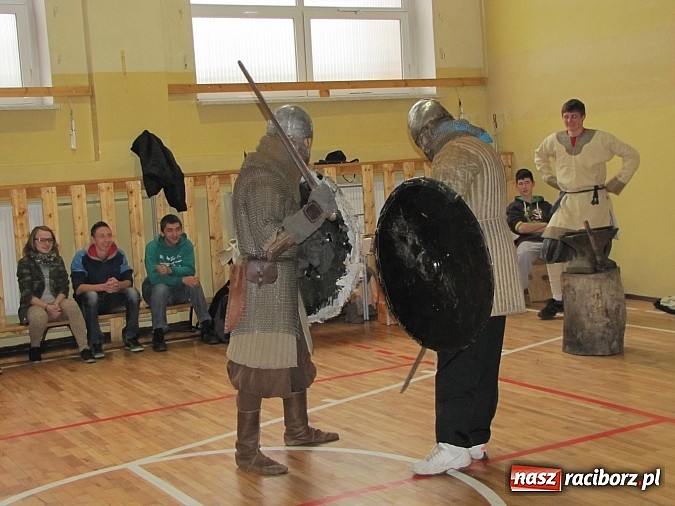 Zdjęcie w galerii na portalu naszraciborz.pl: Żywa lekcja historii w Gimnazjum nr 5 wiadomości z regionu