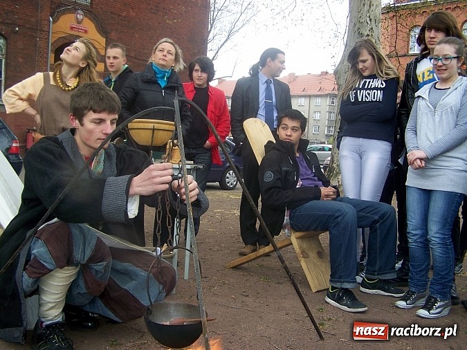 Zdjęcie w galerii na portalu naszraciborz.pl: Żywa lekcja historii w Gimnazjum nr 5 wiadomości z regionu
