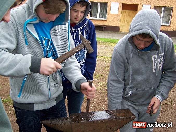 Zdjęcie w galerii na portalu naszraciborz.pl: Żywa lekcja historii w Gimnazjum nr 5 wiadomości z regionu