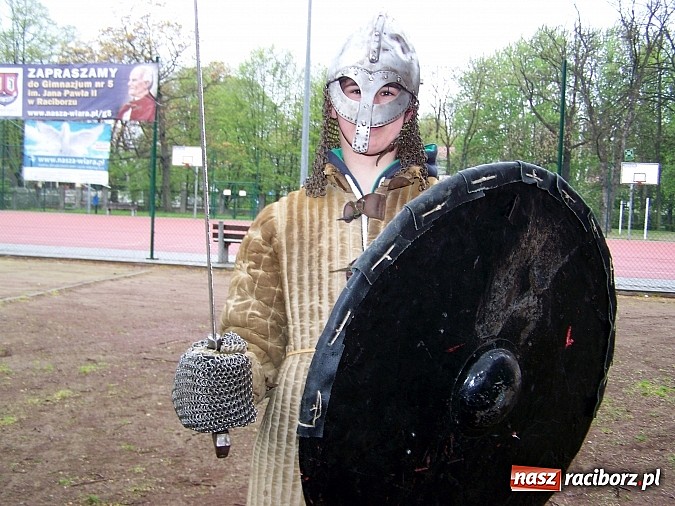 Zdjęcie w galerii na portalu naszraciborz.pl: Żywa lekcja historii w Gimnazjum nr 5 wiadomości z regionu