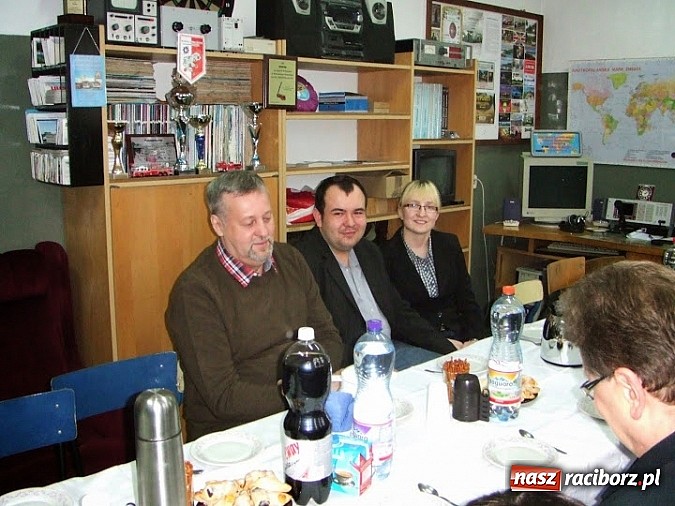 Zdjęcie w galerii na portalu naszraciborz.pl: Pasję znajdują w eterze wiadomości z regionu