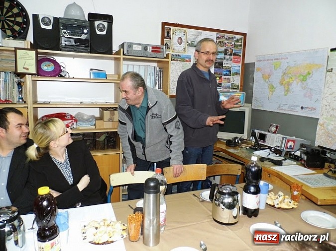 Zdjęcie w galerii na portalu naszraciborz.pl: Pasję znajdują w eterze wiadomości z regionu