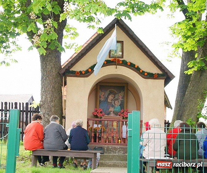 Zdjęcie w galerii na portalu naszraciborz.pl: Mieszkańcy Kolonii remontują dom swojej Matki!  wiadomości z regionu