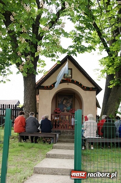 Zdjęcie w galerii na portalu naszraciborz.pl: Mieszkańcy Kolonii remontują dom swojej Matki!  wiadomości z regionu