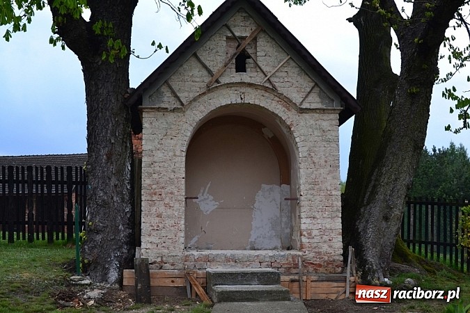 Zdjęcie w galerii na portalu naszraciborz.pl: Mieszkańcy Kolonii remontują dom swojej Matki!  wiadomości z regionu