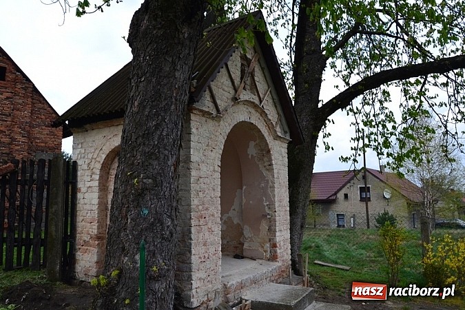 Zdjęcie w galerii na portalu naszraciborz.pl: Mieszkańcy Kolonii remontują dom swojej Matki!  wiadomości z regionu